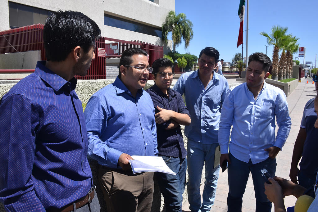 Este lunes acudieron a interponer el recurso de amparo contra el incremento en las tarifas del transporte público de Torreón. (FERNANDO COMPEÁN) 