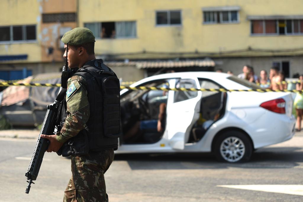 Vista del coche que recibió mas de 80 disparos de arma de fuego de parte de militares del ejército brasileño. (ARCHIVO)