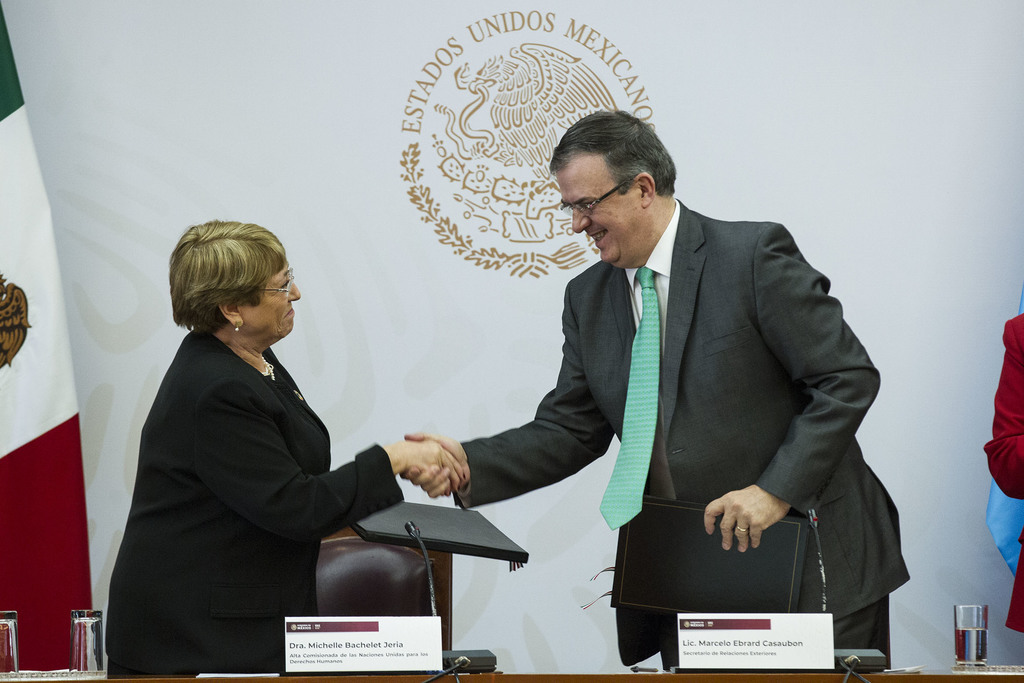 La alta comisionada para los Derechos Humanos de la ONU, Michelle Bachelet, y el secretario de Relaciones Exteriores, Marcelo Ebrard, encabezaron la Firma del Acuerdo de Asesoría y Asistencia Técnica para la Comisión de la Verdad del caso Ayotzinapa. (NOTIMEX)