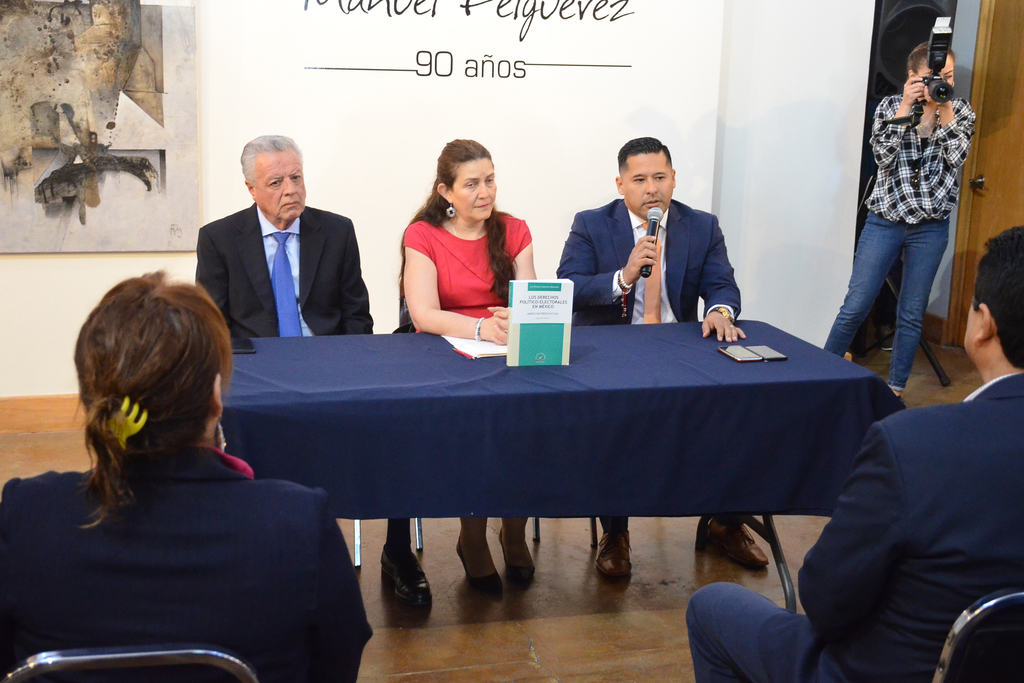 Después de la toma de protesta de los integrantes del colegio se presentó el libro sobre los Derechos Político- Electorales. (FERNANDO COMPEÁN)