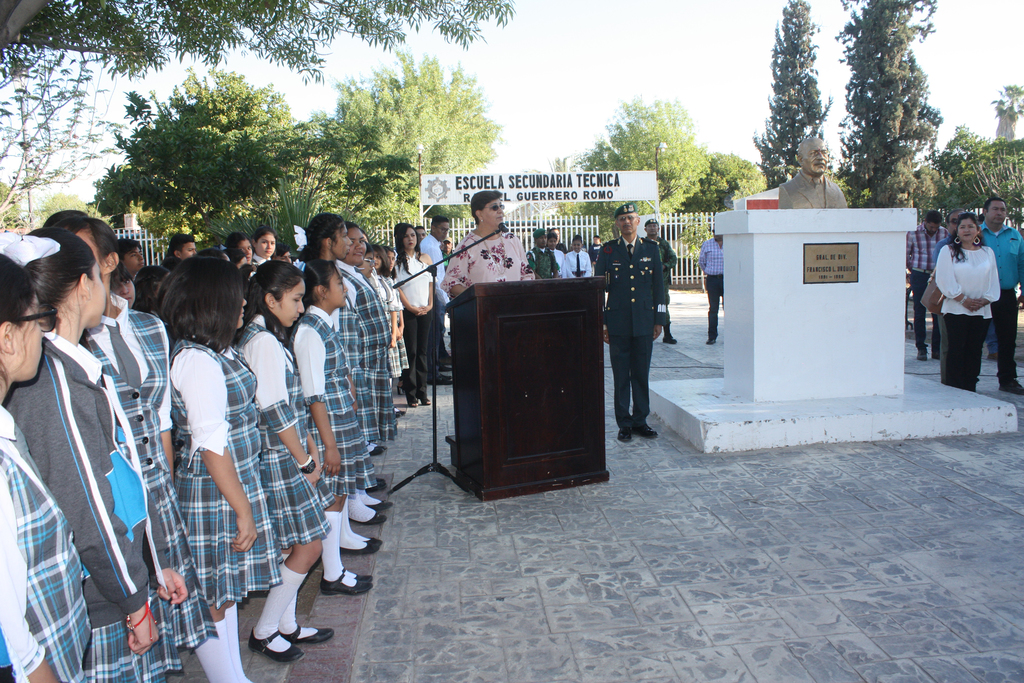 Conmemoran el aniversario luctuoso del general Francisco L. Urquizo, con un acto cívico, ofrenda floral y guardia de honor. (EL SIGLO DE TORREÓN/CLAUDIA LANDEROS)