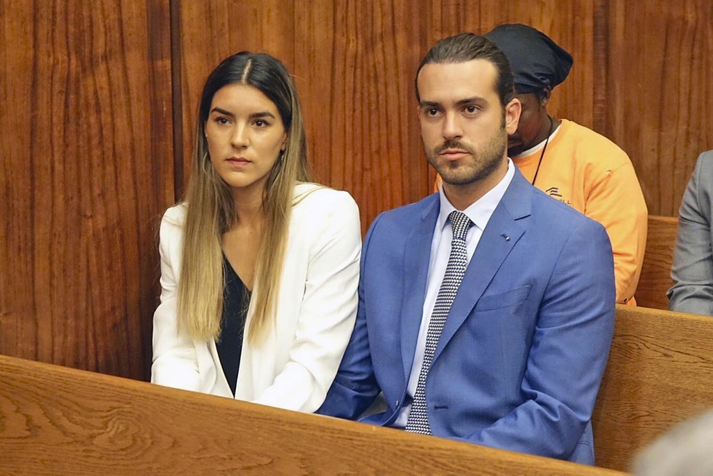 Audiencia. El actor Pablo Lyle comparece en una corte en Miami-Dade, Florida; estuvo acompañado de su esposa, Ana Araujo. (AP)