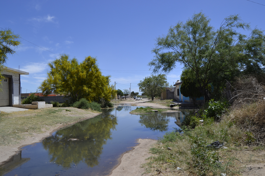 El brote de aguas negras en CalzadaAméricas, tiene una extensión de por lo menos dos cuadras. (EL SIGLO DE TORREÓN/EDITH GONZÁLEZ)