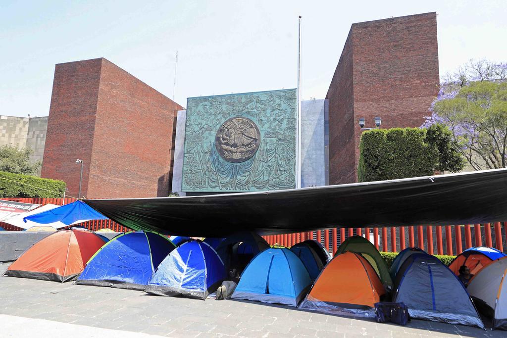 CNTE anunció la instalación de un campamento permanente frente a la Cámara de Diputados y otro frente a la de Senadores. (EL UNIVERSAL)