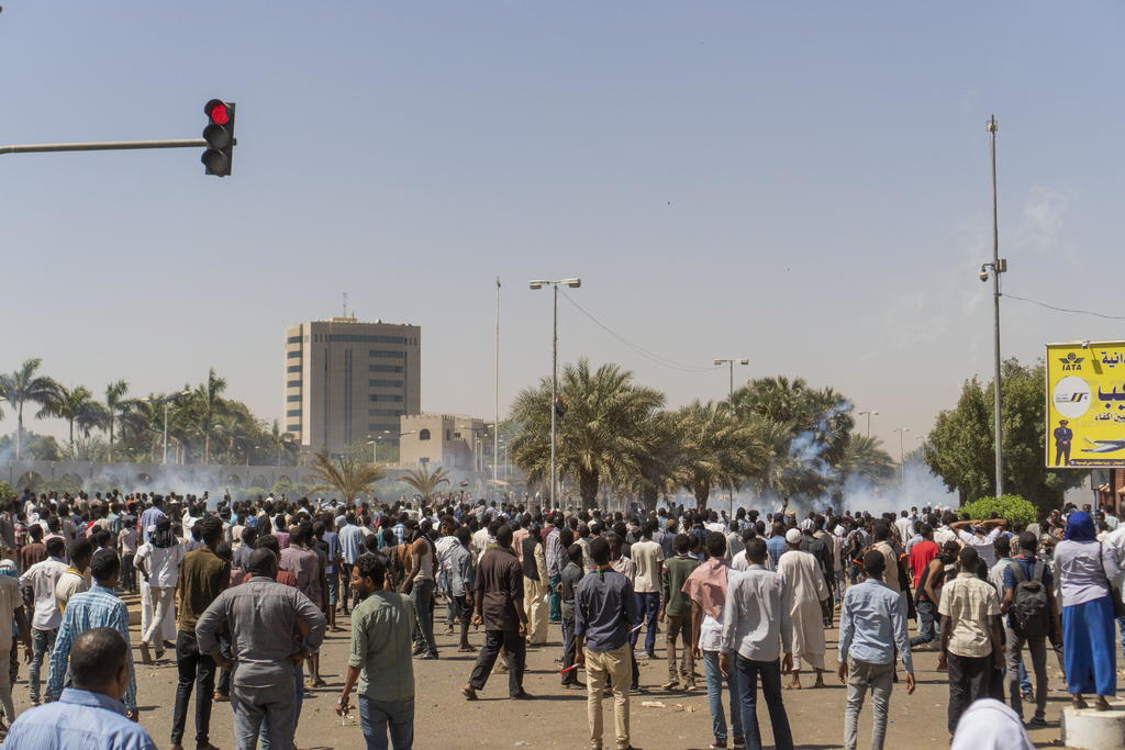 Las protestas comenzaron en Sudán en diciembre motivadas por la carestía y la inflación, pero pronto se tornaron en contra de Al Bashir. (ARCHIVO)