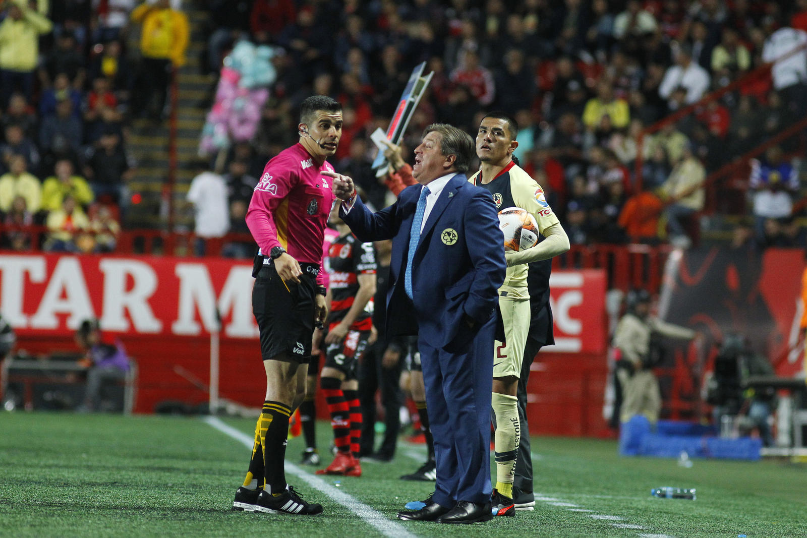 Para Herrera, el silbante Fernando Hernández no existió en el terreno de juego durante esta jornada 13 del Clausura 2019 de la Liga MX. (Jam Media)