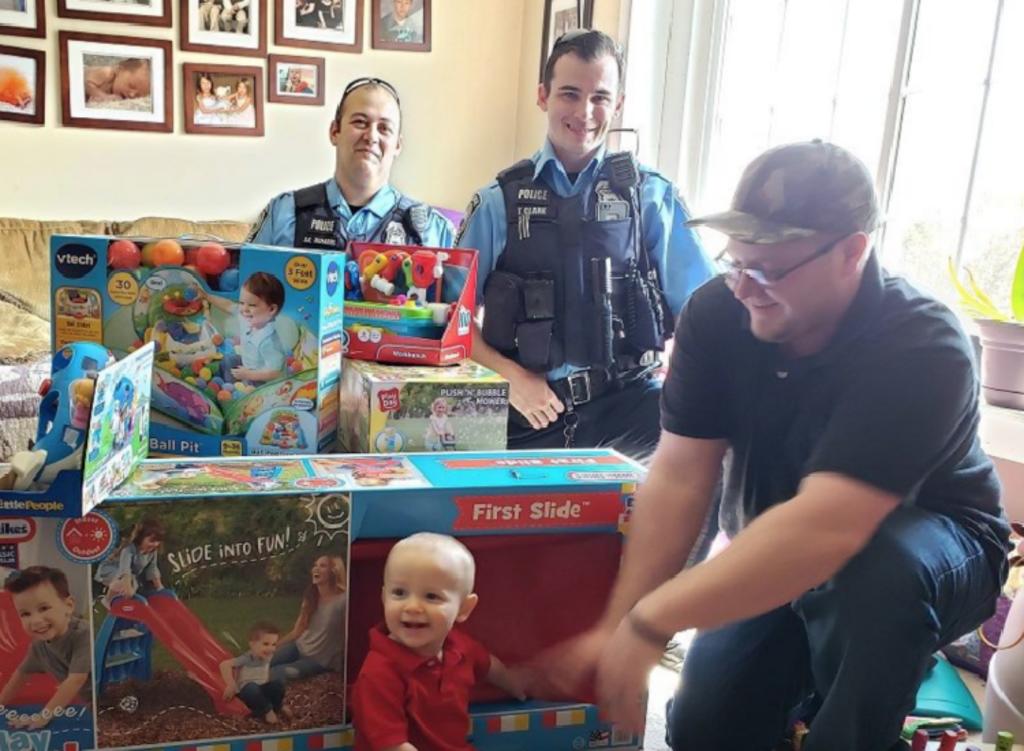 La madre sufrió un robo, así que la policía se unió para reponer lo robado, los regalos de cumpleaños para un bebé. (INTERNET)