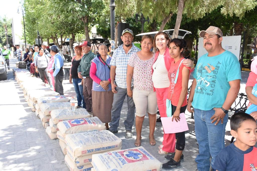 Más de 113 bultos de cemento y 80 blocks de concreto fueron entregados a familias del medio rural. (EL SIGLO DE TORREÓN)