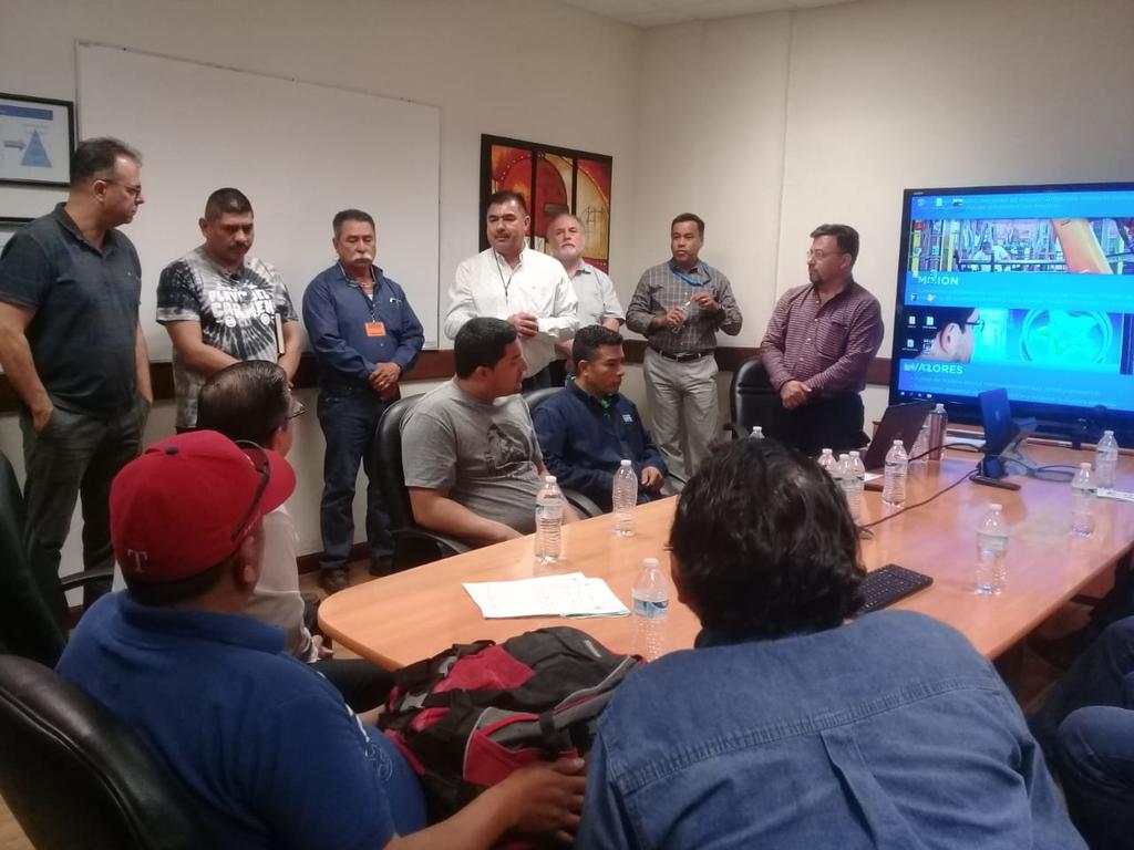 Gilmar Teixeira Pedrosa, director de Recursos Humanos de Maxion Inmagusa, entregó el documento fiscal a los trabajadores y sus representantes sindicales. (EL SIGLO COAHUILA)