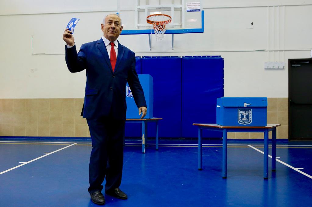 Según los datos del Comité Central Electoral, con 825,205 votos emitidos (un 18.3% del voto emitido), el Likud obtendría un 29.15 por ciento de las papeletas, frente a un 25.27 por ciento de Azul y Blanco. (EFE)