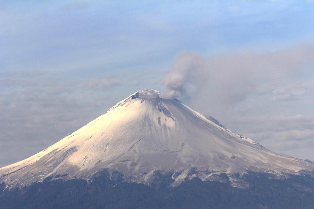 En el comunicado, las dependencias señalaron que el Semáforo de Alerta Volcánica continúa en Amarillo Fase 3, por lo que reiteraron a la sociedad en general a respetar el radio de seguridad de 12 kilómetros en torno al Popocatépetl. (ARCHIVO)