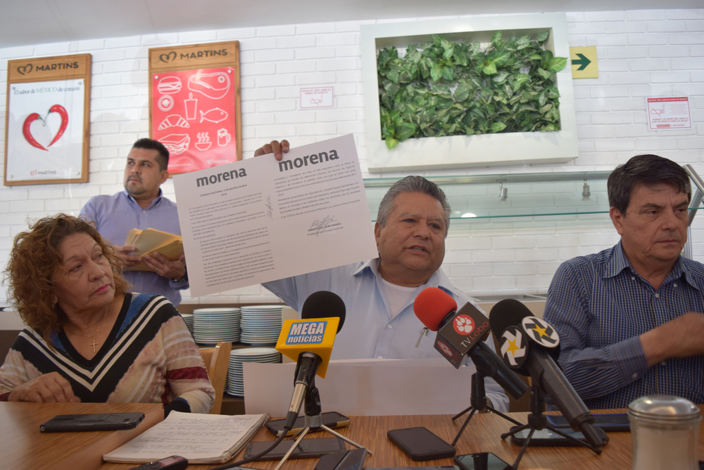 Armando Navarro, delegado estatal de Morena, acompañado por candidatos de Gómez y Lerdo. (EL SIGLO DE TORREÓN)