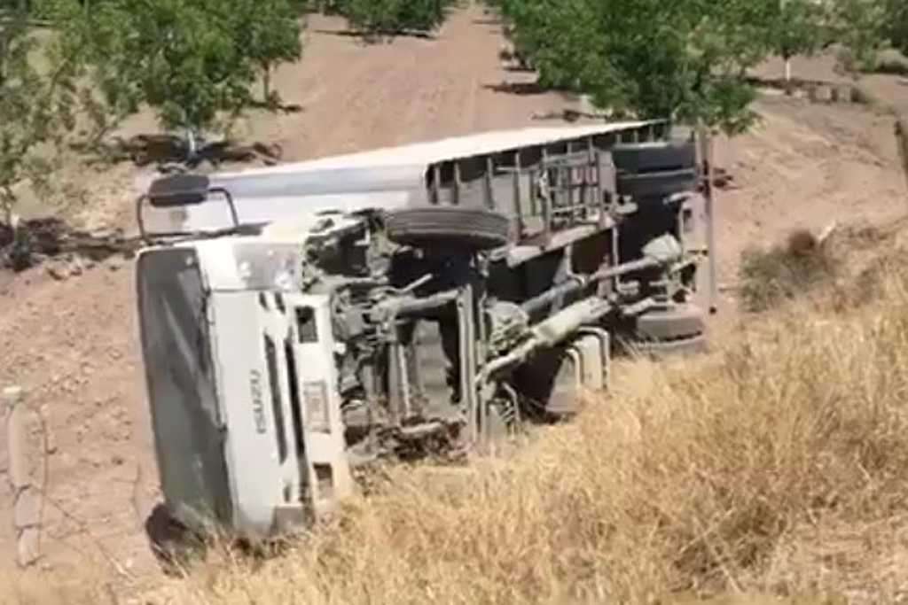 Conductor de un camión dormita mientras conducía por la carretera San Perdo - Torreón y se vuelca.
