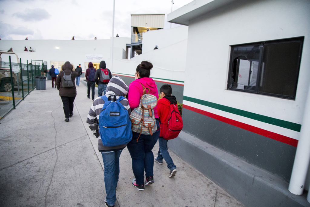 Cientos de adolescentes que radican en México cruzan la frontera con el objetivo de llegar a sus escuelas ubicadas en EUA. (AGENCIAS)