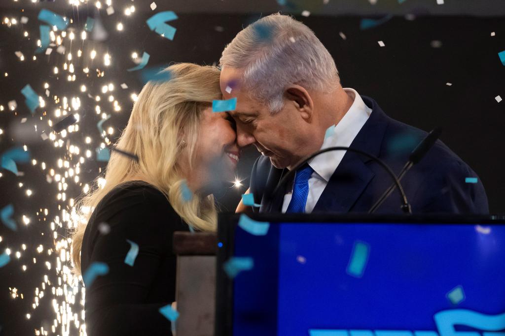 El primer ministro Benjamín Netanyahu en un gesto de cariño a su esposa tras el proceso electoral donde busca quedarse por quinta vez en el poder. (EFE)
