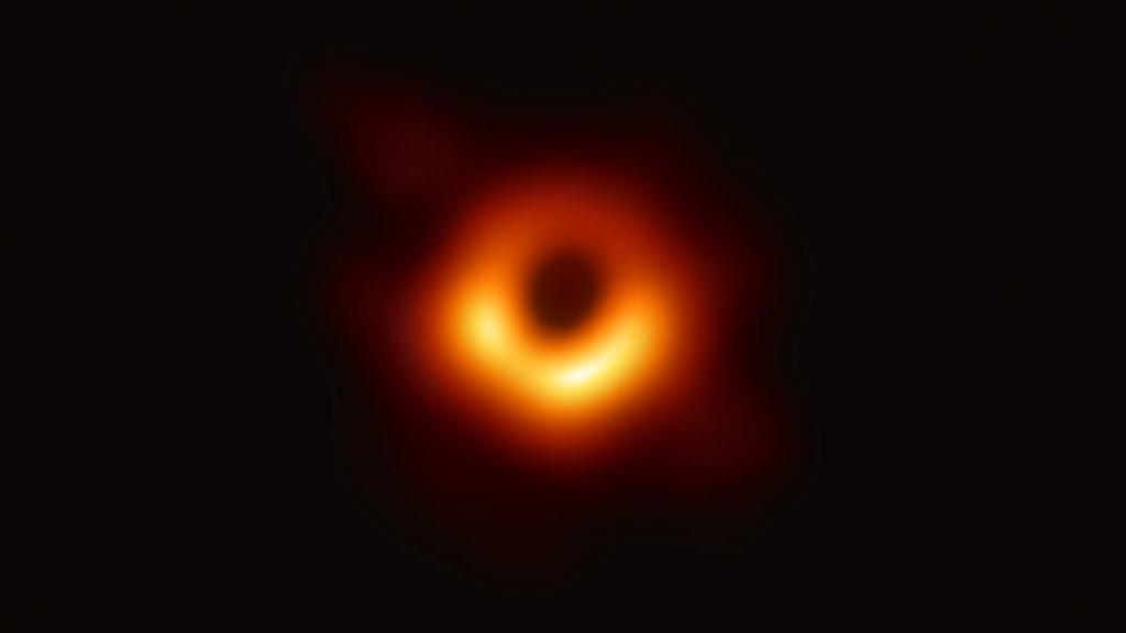 La primera foto de un agujero negro fue captada for una red de ocho telescopios. (EHT)
