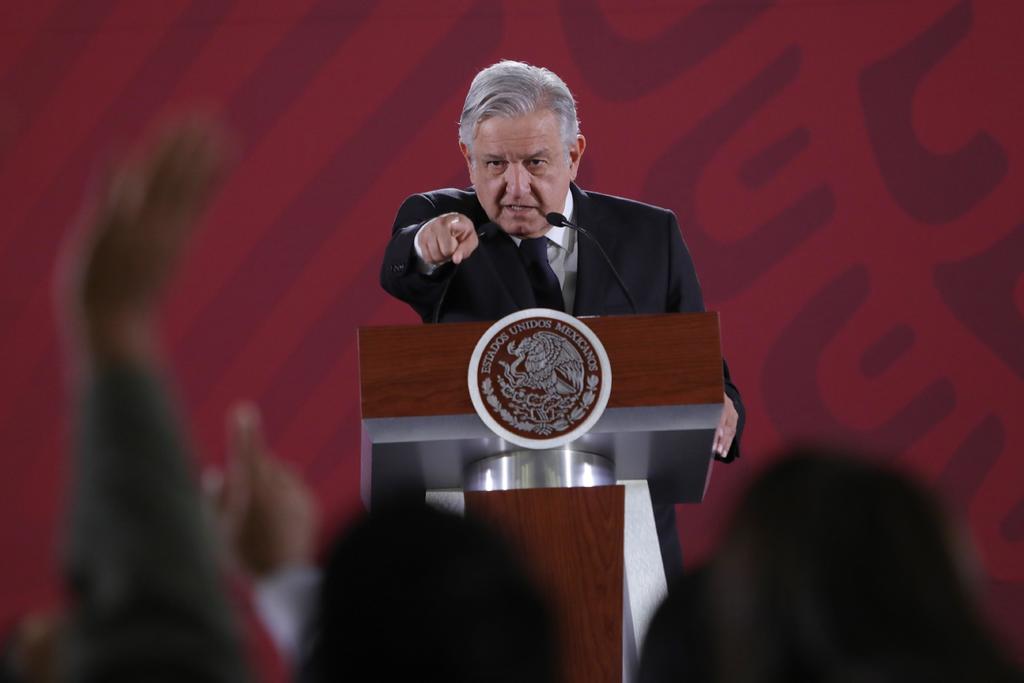 El presidente Andrés Manuel López Obrador consideró que los periodistas y los medios de comunicación deberían revelar sus fuentes de información en aras de la transparencia, 'porque todos estamos obligados; la vida pública tiene que ser cada vez más pública', afirmó. (NOTIMEX)