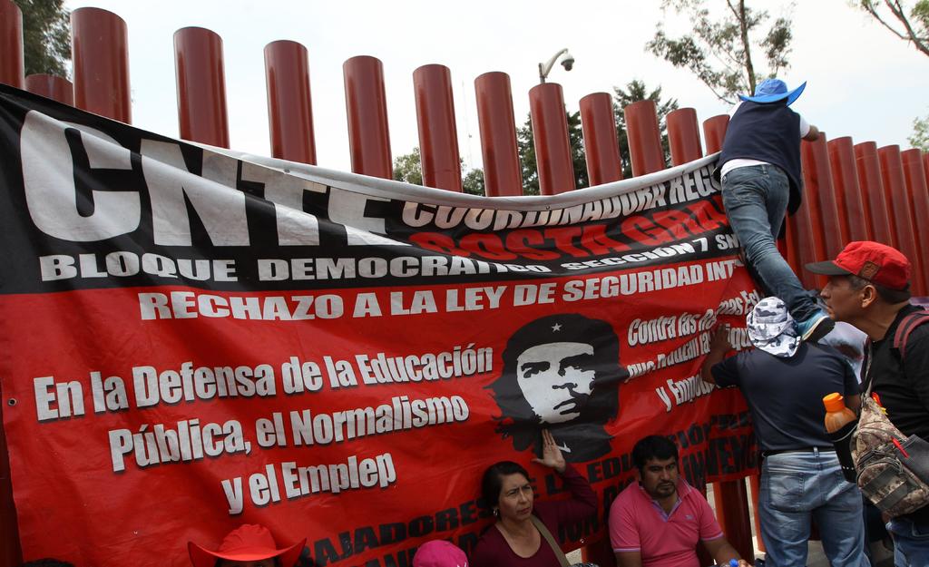  La Coordinadora Nacional de Trabajadores de la Educación (CNTE) en México mantuvo vivas sus quejas con una marcha este miércoles en la capital con la que siguen intentando lograr la cancelación total de la reforma educativa de 2013. (ARCHIVO)