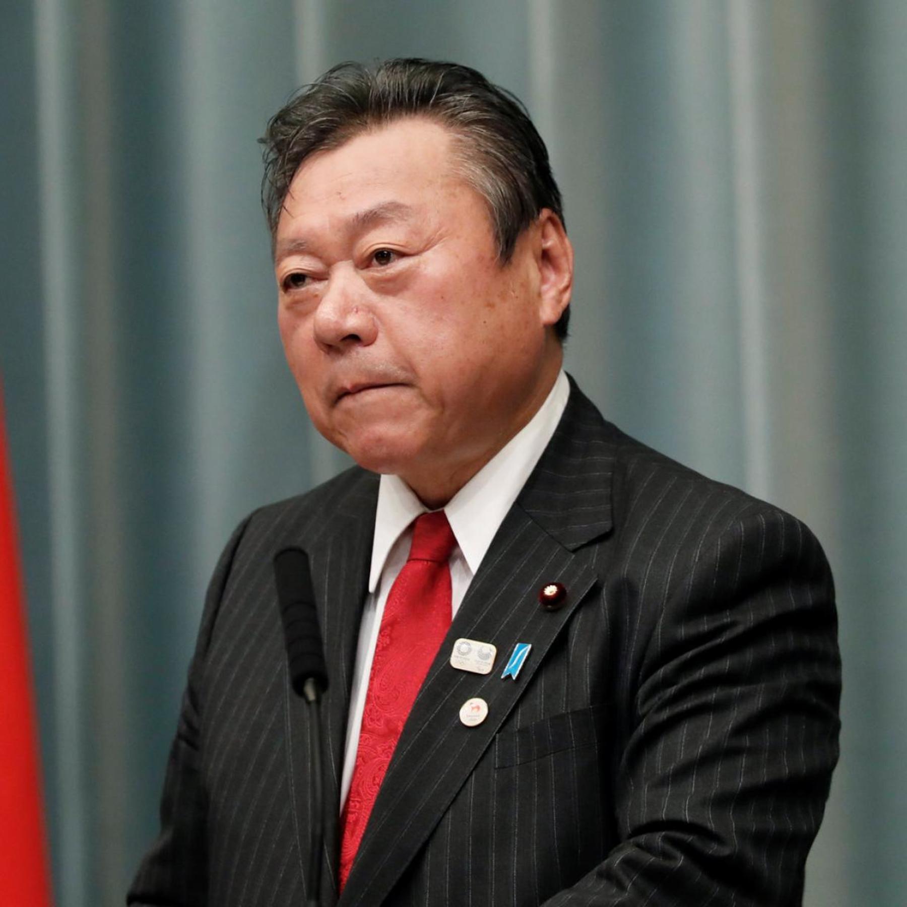 Yoshitaka Sakurada dijo que presentó su renuncia al primer ministro Shinzo Abe. (Especial)