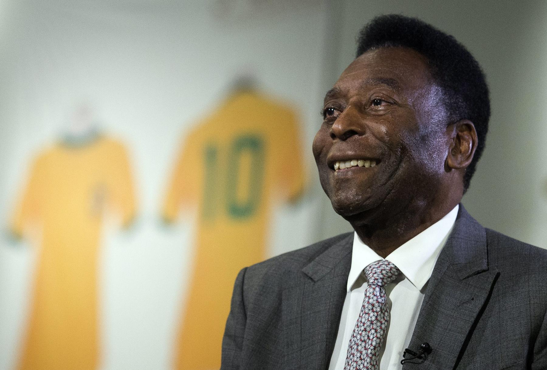 Pelé, que sólo tiene un riñón desde la década de los 70, desembarcó la madrugada del martes en Sao Paulo en silla de ruedas y arropado por sus seguidores.