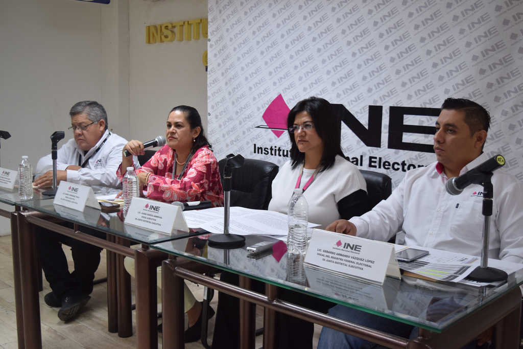 Ayer, representantes del INE de los distritos 05 y 06 ofrecieron una rueda de prensa para revelar la información. (MARY VÁZQUEZ)