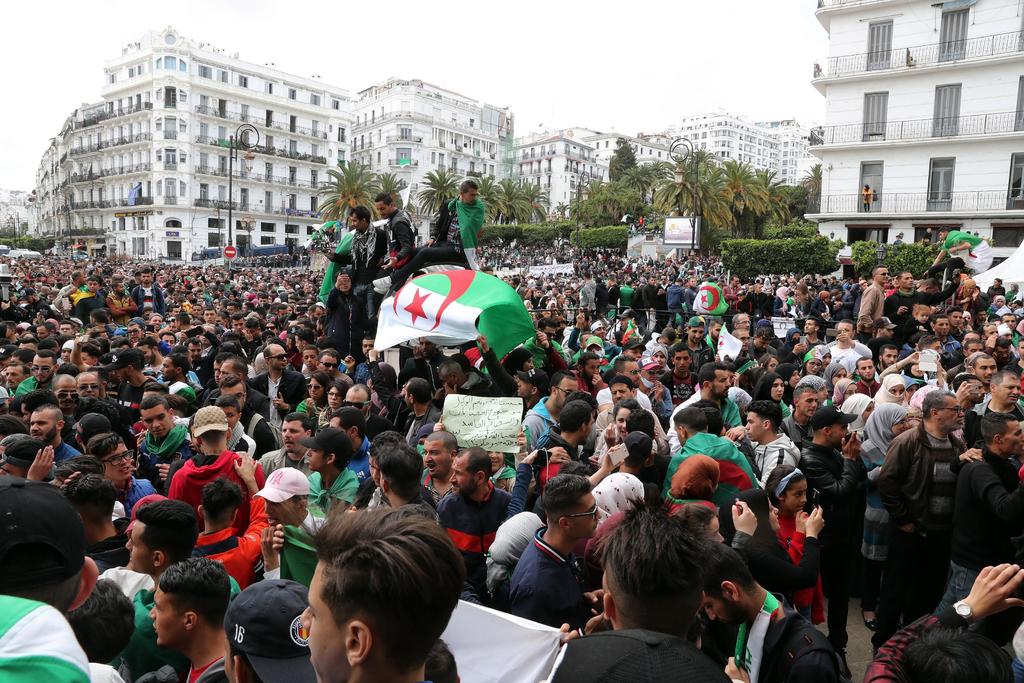 La Policía utilizó gases lacrimógenos para dispersar a cientos de personas que pretendían volver a manifestarse en Argel. (EFE)