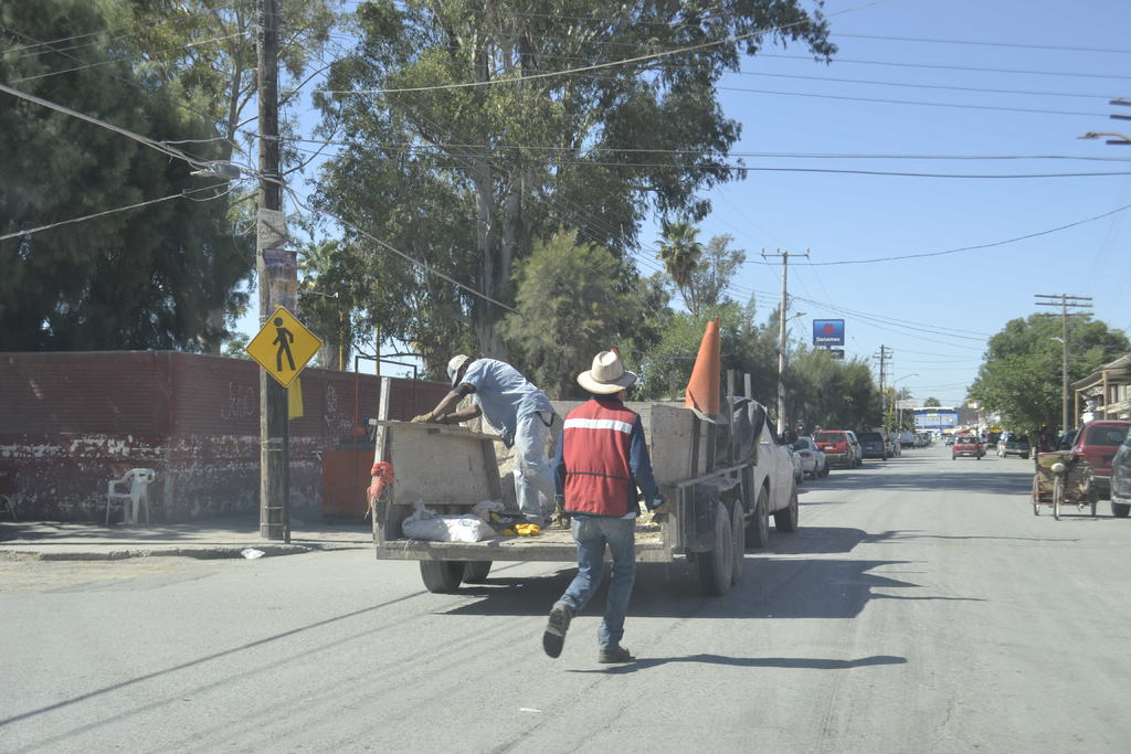 Debido a la falta de unidades para realizar las rutas de recolección de basura en el municipio de Madero, los empleados de limpieza recorren las calles con una camioneta y un remolque.