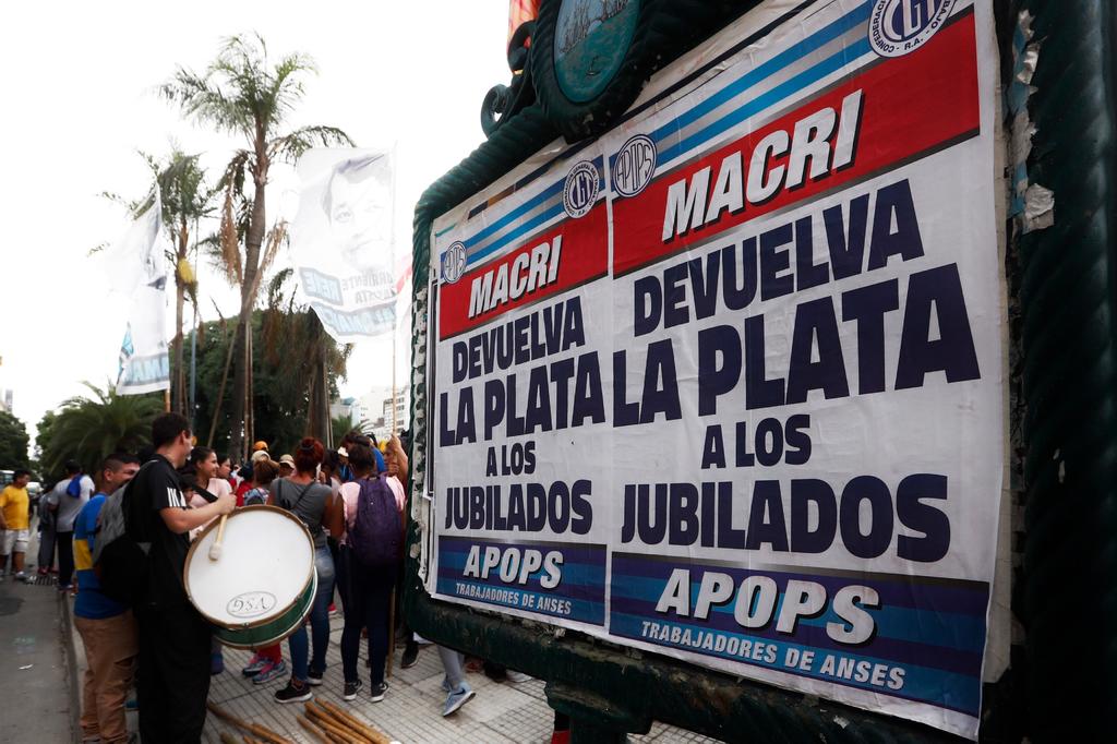 Ante críticas de la oposición, el Gobierno quiere que 'todos los argentinos' salgan de la situación. (EFE)
