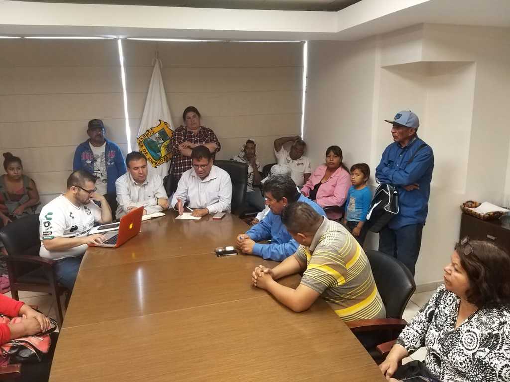 Miembros de Antorcha Campesina platicaron con David Flores Lavenant y Enrique Sarmiento. (CORTESÍA)
