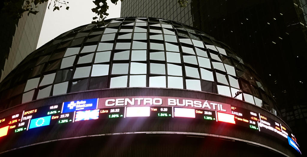 El centro bursátil en México cerró en terreno negativo debido a un ajuste después de las ganancias acumuladas en las sesiones previas. (ARCHIVO)