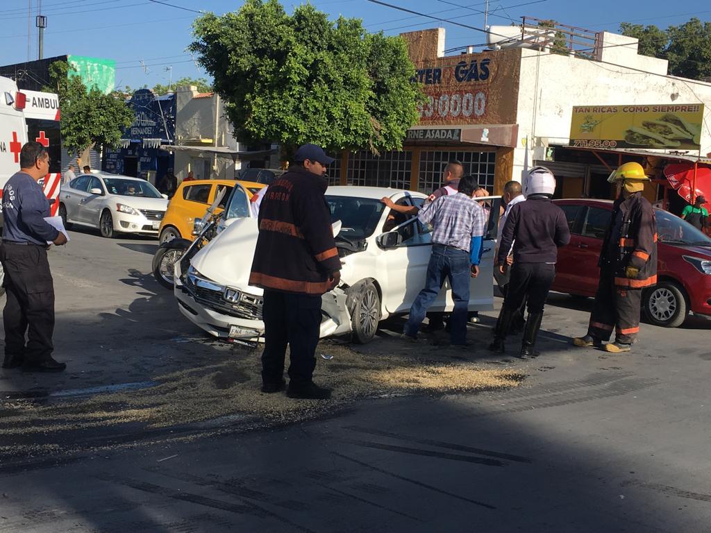 El accidente vial ocurrió en el cruce de la avenida Juárez y la calle Ignacio Comonfort de la ciudad de Torreón.