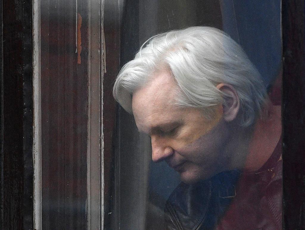 'Nadie está por encima de la ley', dice May sobre detención de Assange