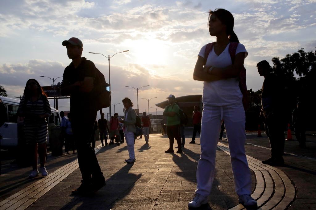 Tres hondureños de la caravana de migrantes que comenzó a salir el martes hacia Estados Unidos fueron detenidos por tener orden de aprehensión, informó este jueves a Efe una fuente oficial en Tegucigalpa. (ARCHIVO)