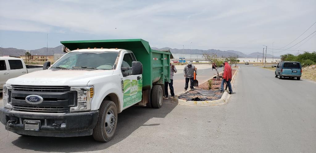 Las autoridades municipales realizaron un recorrido en bulevar para constatar que se están efectuando labores de limpieza. (EL SIGLO DE TORREÓN) 