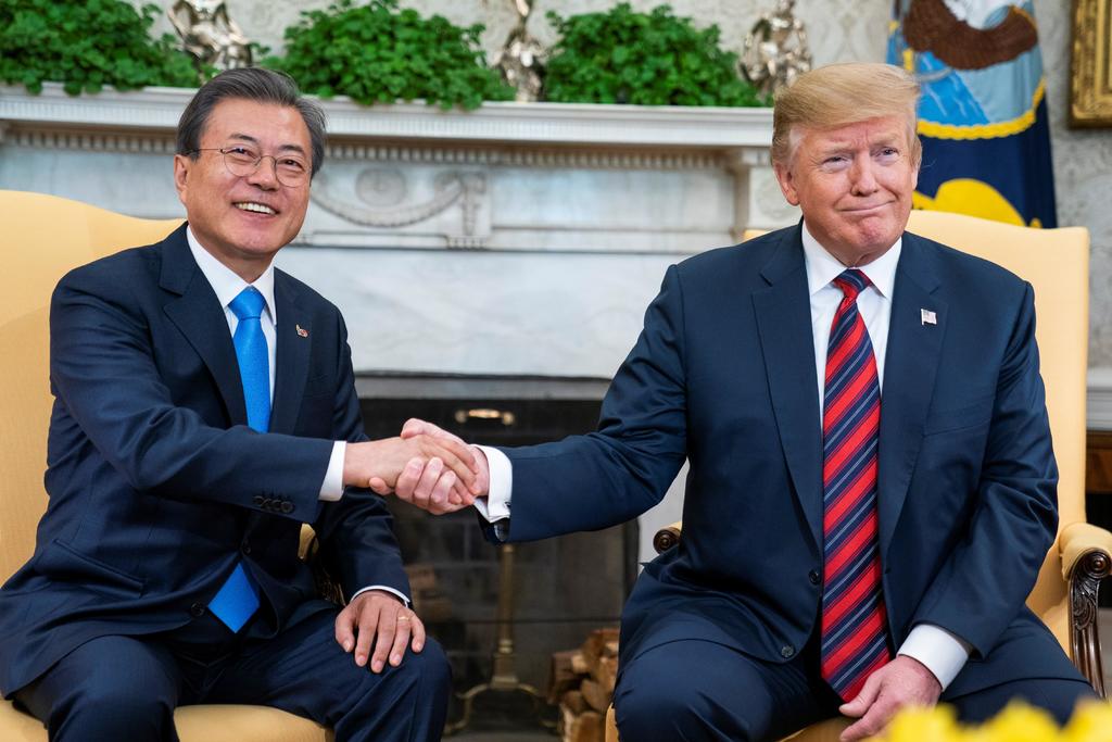 Al recibir en la Casa Blanca al presidente surcoreano, Moon Jae-in, Trump se mostró optimista sobre el proceso de distensión, pese al fracaso de su segunda cumbre con el líder norcoreano, Kim Jong-un, celebrada a finales de febrero en Hanói. (EFE)