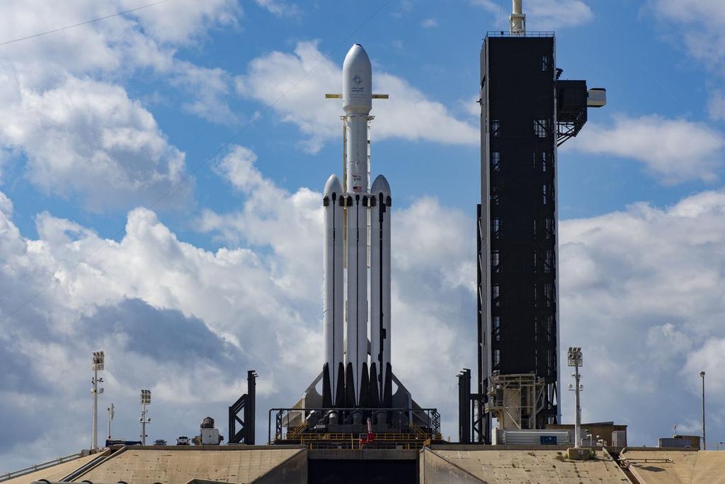 El cohete operativo más potente del planeta despegó a las 18:35 horas (22.35 GMT) desde la histórica plataforma 39A del Centro Espacial Kennedy, la misma del lanzamiento de las misiones lunares del programa Apolo, y logró recuperar por primera vez los tres cohetes Falcon 9 que componen el artefacto. (ESPECIAL)