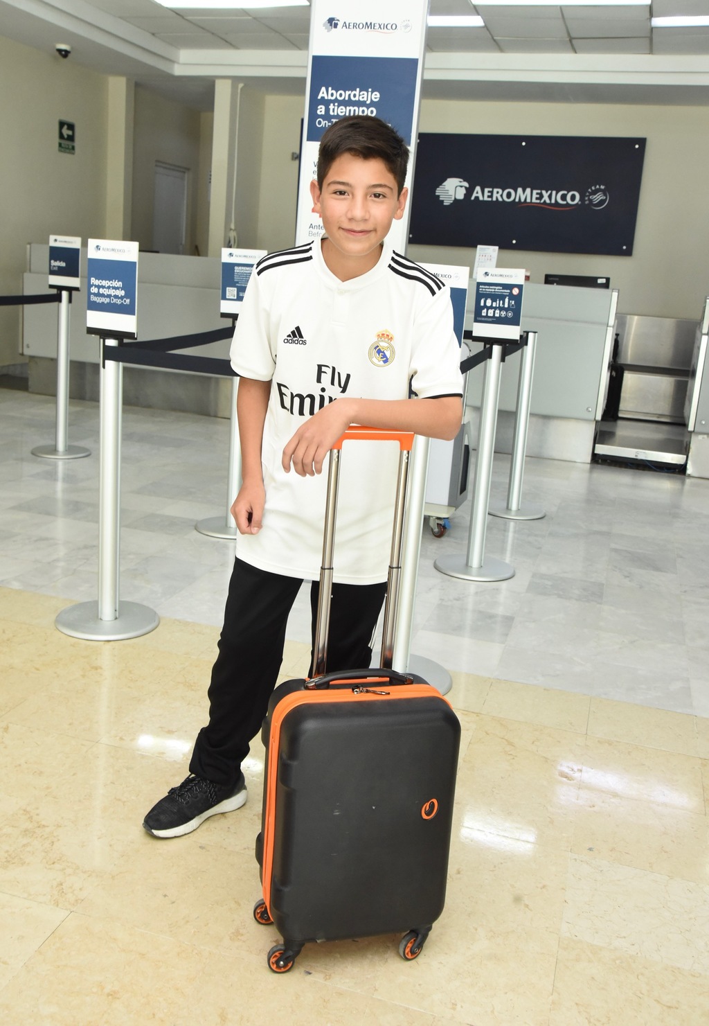 El juvenil futbolista viajó ayer desde Torreón a Madrid con una escala en la Ciudad de México, antes de comenzar una gran experiencia.