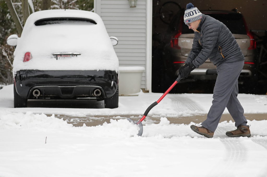 Miguel Leiva palea su camino de entrada luego de una tormenta de nieve en Appleton, Wisconsin. (AP)