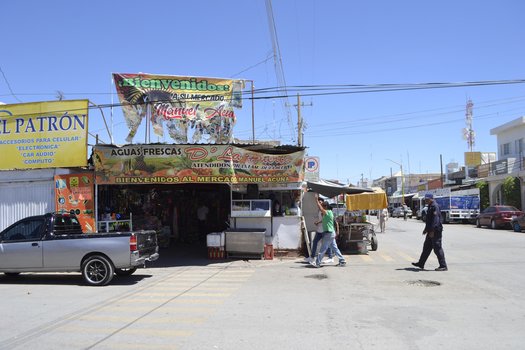 Locatarios del mercado Manuel Acuña piden más vigilancia en los alrededores ya que se registran algunos delitos. (EL SIGLO DE TORREÓN/CLAUDIA LANDEROS)