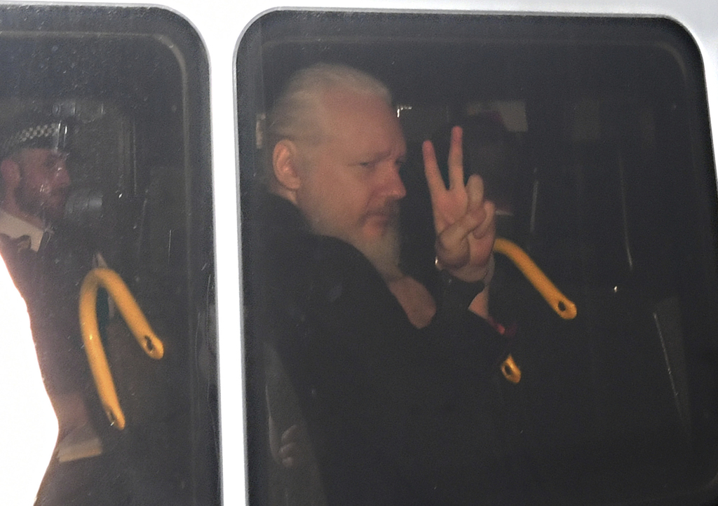 Assange sin asilo ni nacionalidad ecuatoriana