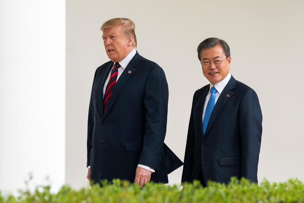 Trump dijo que planeaba hablar, durante un encuentro con Moon Jae-in, sobre 'posibles futuras reuniones' con Corea del Norte. (AGENCIAS)