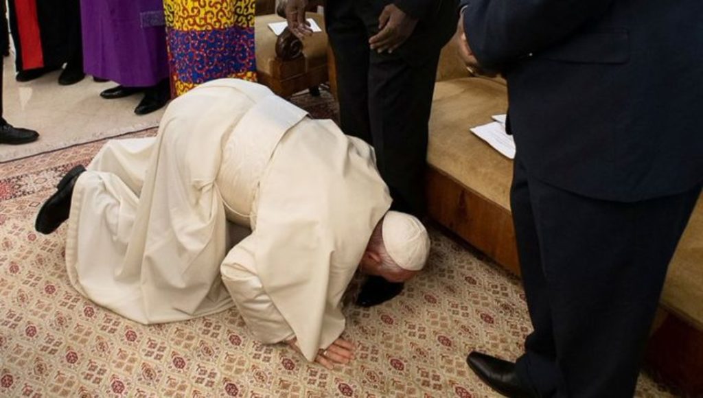 El papa Francisco realiza acto de humildad a fin de alentar a fortalecer el proceso de paz en Sudán del Sur. (AP)