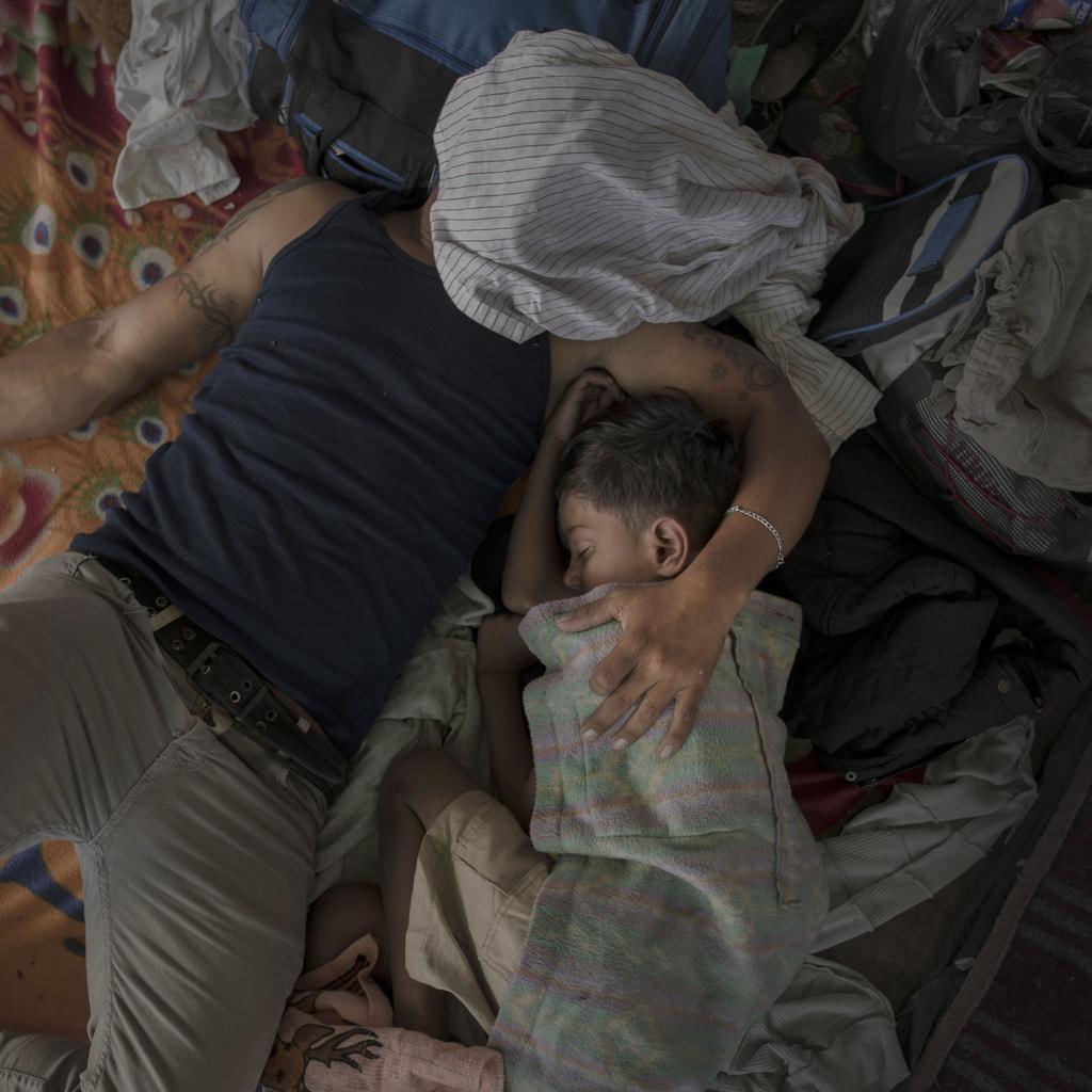 En la imagen un padre y su hijo duermen después de un largo día de caminar, en Juchitán. (WORLD PRESS PHOTO-EFE)