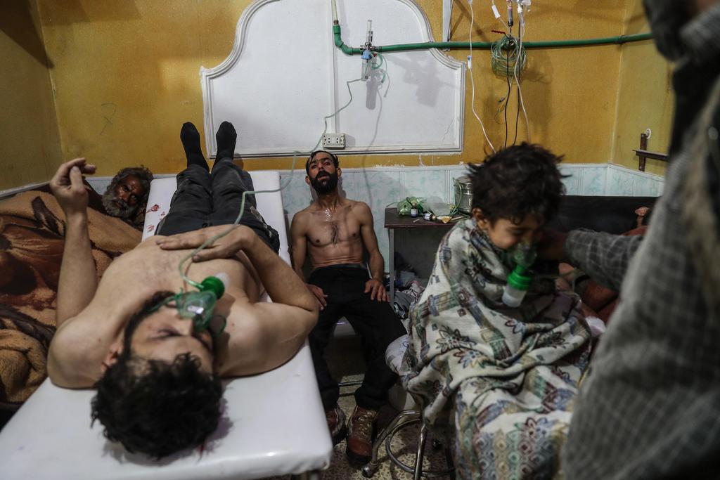 Fotografía publicada como parte de la historia “Syria,No Exit” que muestra una habitación de un hospital con varias personas afectadas por un ataque con gas tóxico, perpetrado el 25 de febrero de 2018, en Guta, Siria. (WORLD PRESS PHOTO-EFE)