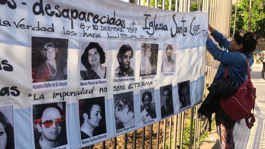 Fotografía de la 'marcha de la resistencia' por Las Madres y Abuelas de Plaza de Mayo reclamando la vigencia de su protesta contra la dictadura militar en Argentina. (ARCHIVO)