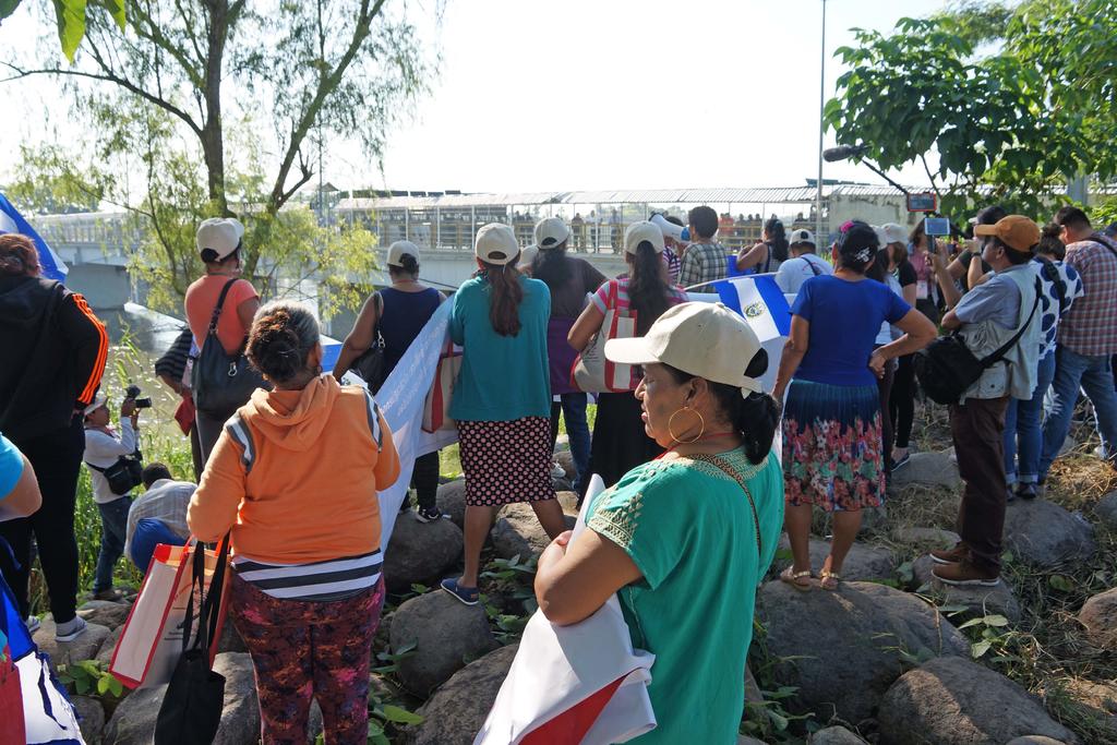 Una nueva caravana de alrededor 3 mil migrantes centroamericanos, ingresó este viernes a México, y empezó su trayecto de Suchiate a Tapachula. (ARCHIVO)