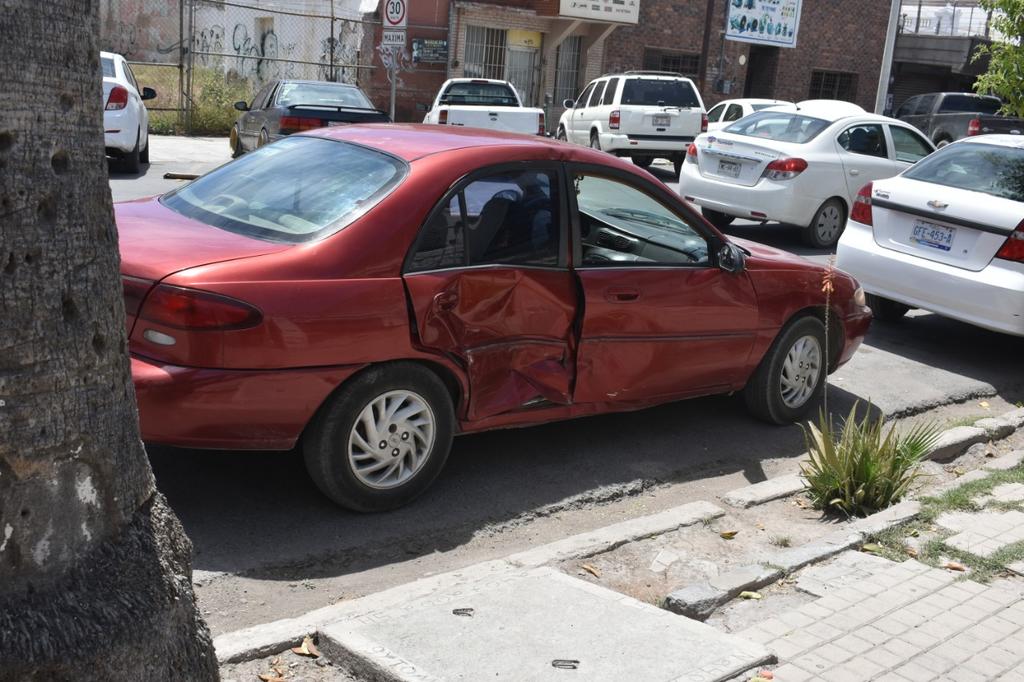 Sólo daños deja choque entre dos vehículos en zona Centro de Torreón