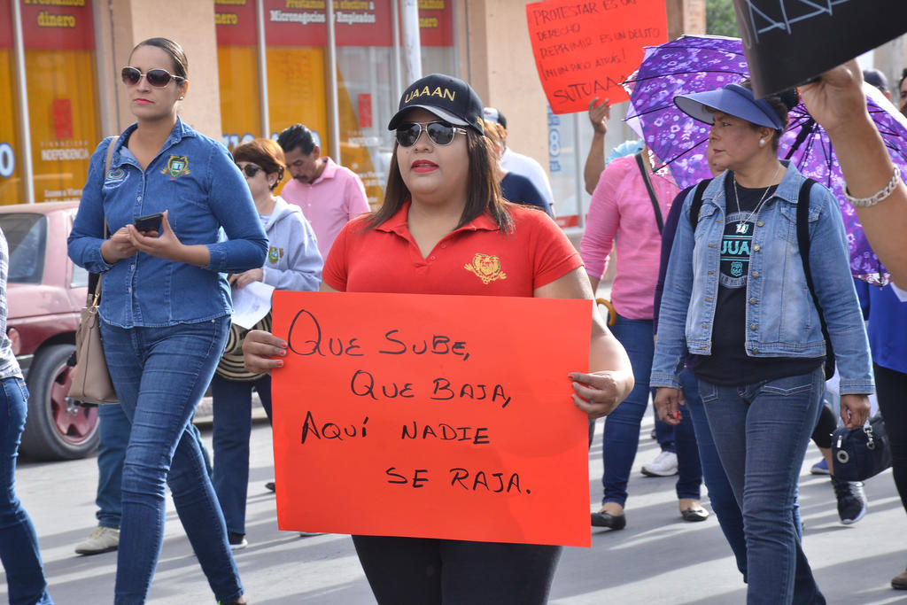 En punto de las 09:00 horas, un grupo de empleados pertenecientes al SUTUAAAN se agruparon frente a la Fuente del Pensador, de la Alameda Zaragoza de Torreón, con pancartas, letreros y diversas consignas partieron rumbo a la Plaza Mayor. (ARCHIVO)