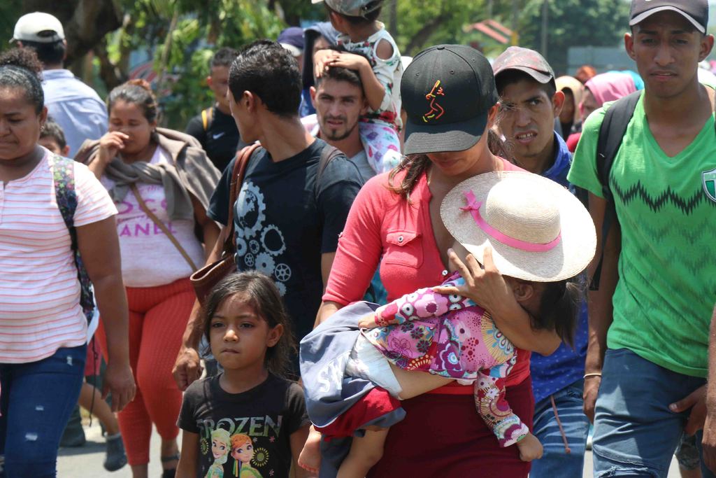 Una caravana de casi mil migrantes cruzó la frontera sur de México, sin embargo, se informó que algunos lo hicieron violentamente.