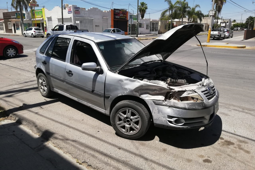 Luego del choque, el vehículo Volkswagen Pointer de color gris plata comenzó a incendiarse del área del motor. (EL SIGLO DE TORREÓN)